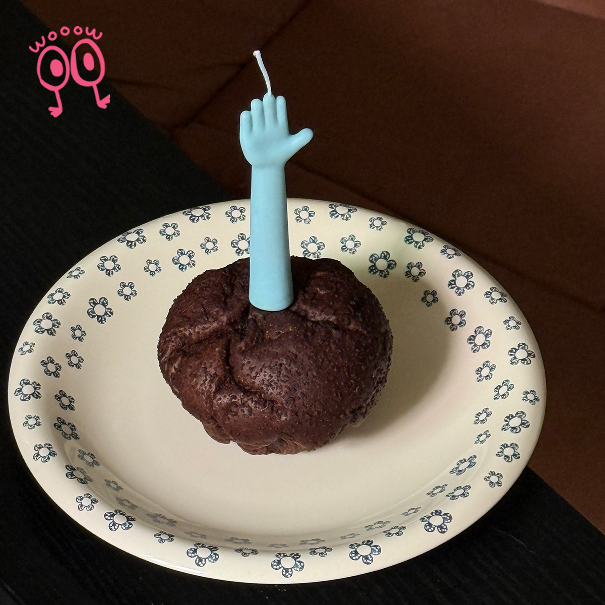 WoooW hand gesture birthday candle lifestyle photo 2